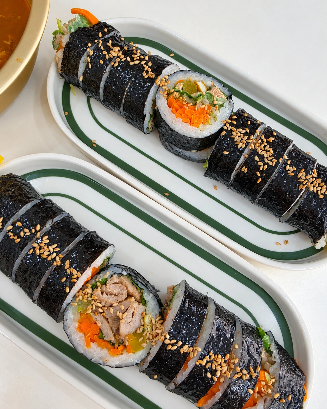 초록색 줄무늬 접시에 담긴 실제 김밥